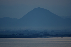 朝靄の近江富士
