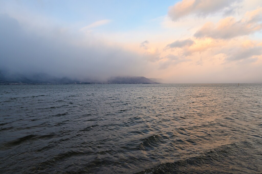 夕暮れ　小雪の琵琶湖畔