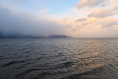 夕暮れ　小雪の琵琶湖畔