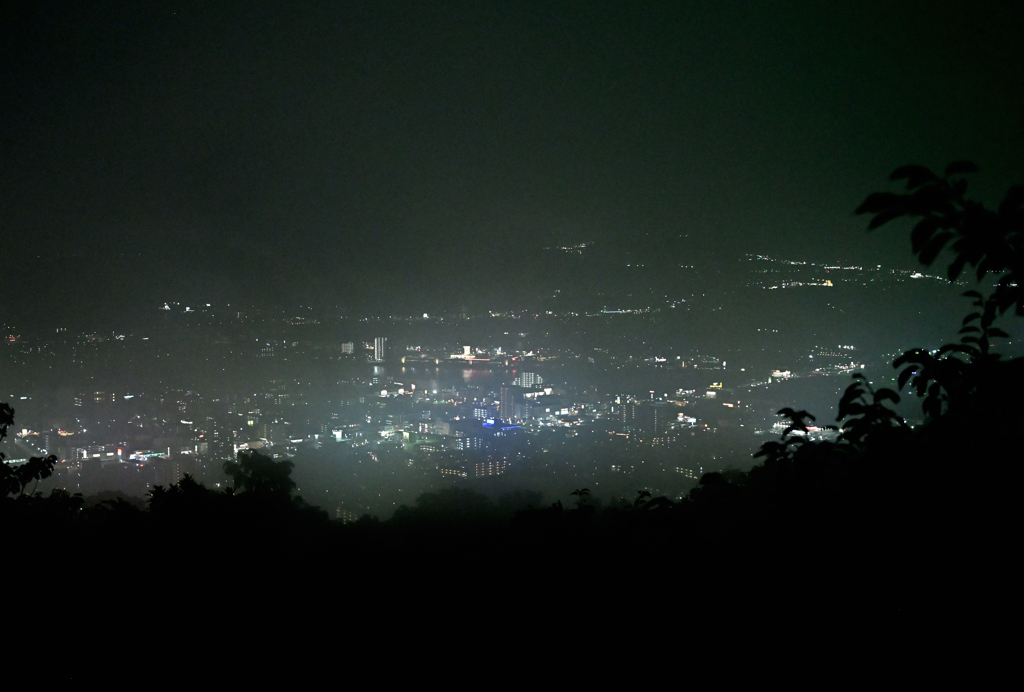 霧雨の眉山から