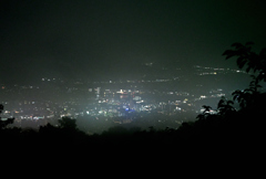 霧雨の眉山から
