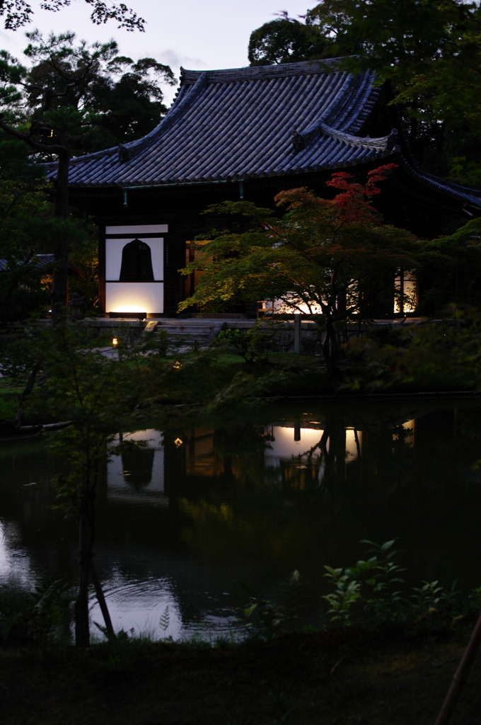 夕闇の開山堂　