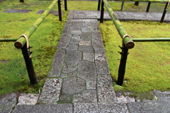 雨の高桐院入口１