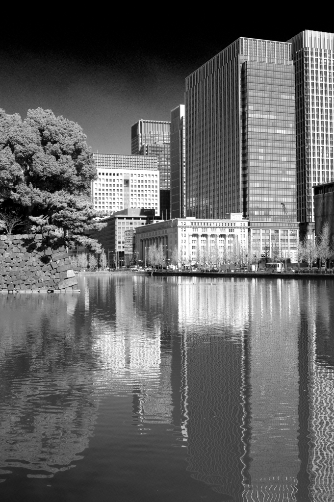 モノクロ(赤外調）の高層ビル街と日比谷濠