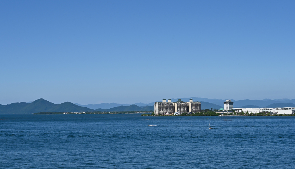 初夏の琵琶湖畔　雲ひとつなく