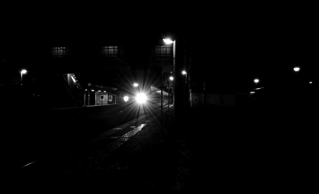 夜　田舎の駅