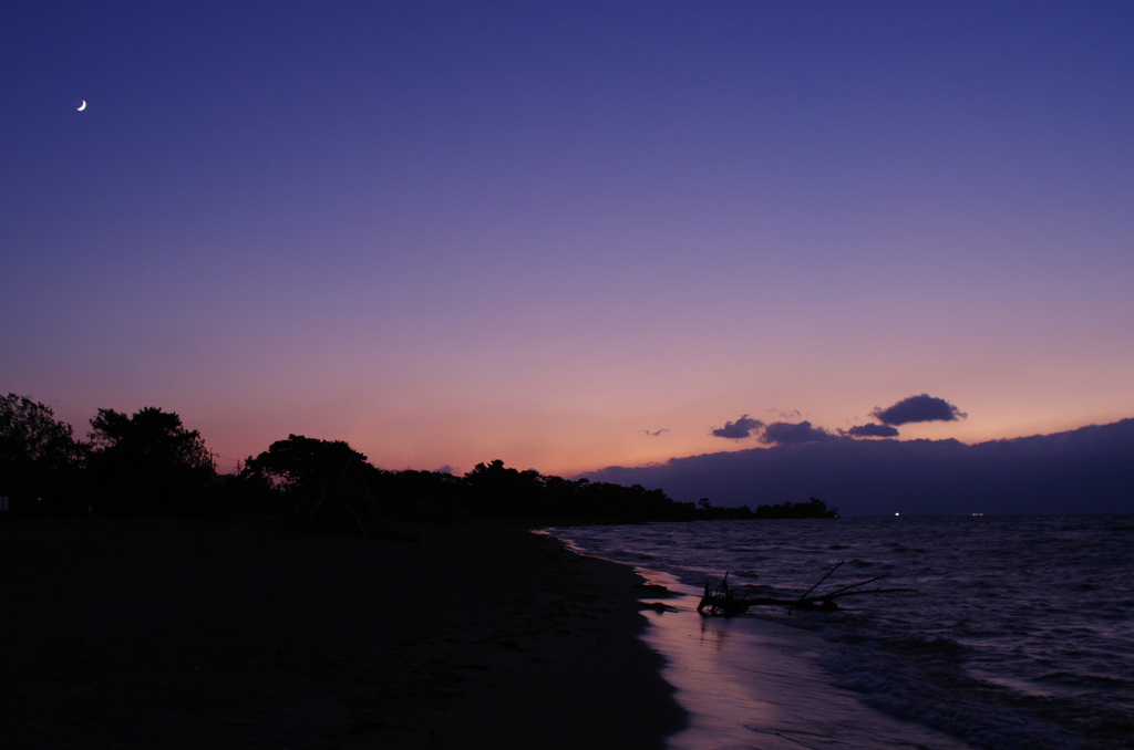 湖畔の夕闇