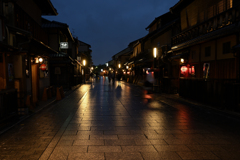 夕暮れ小雨の祇園2