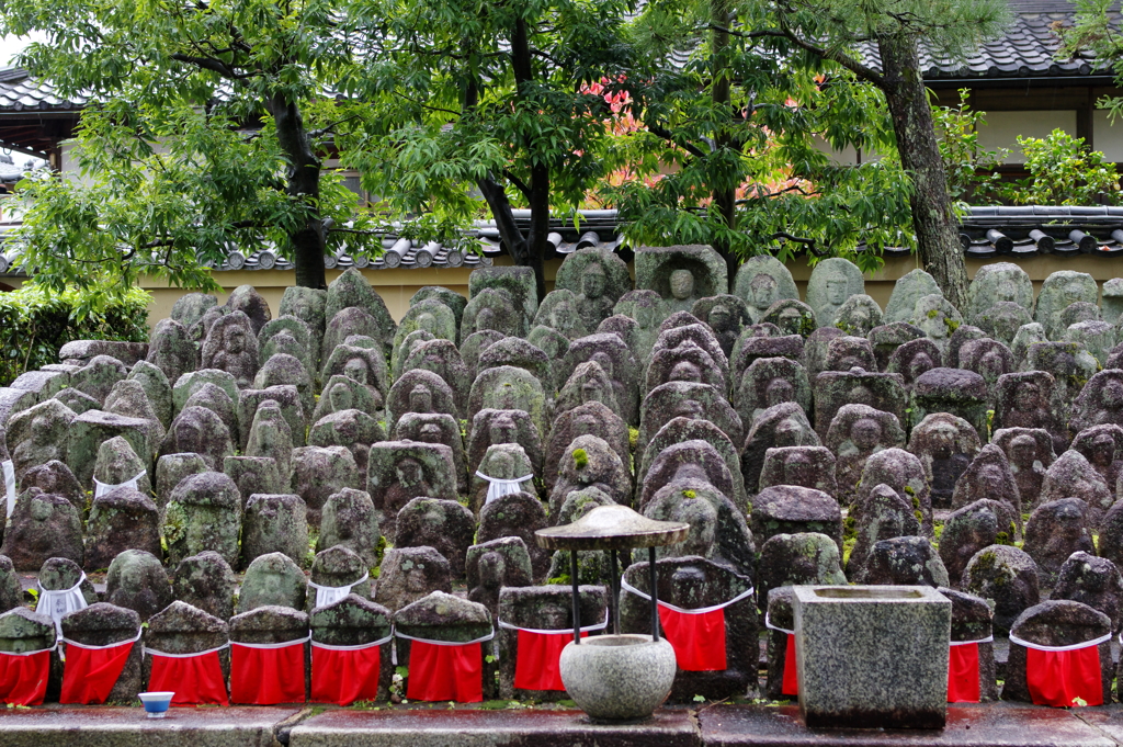 雨の無縁仏