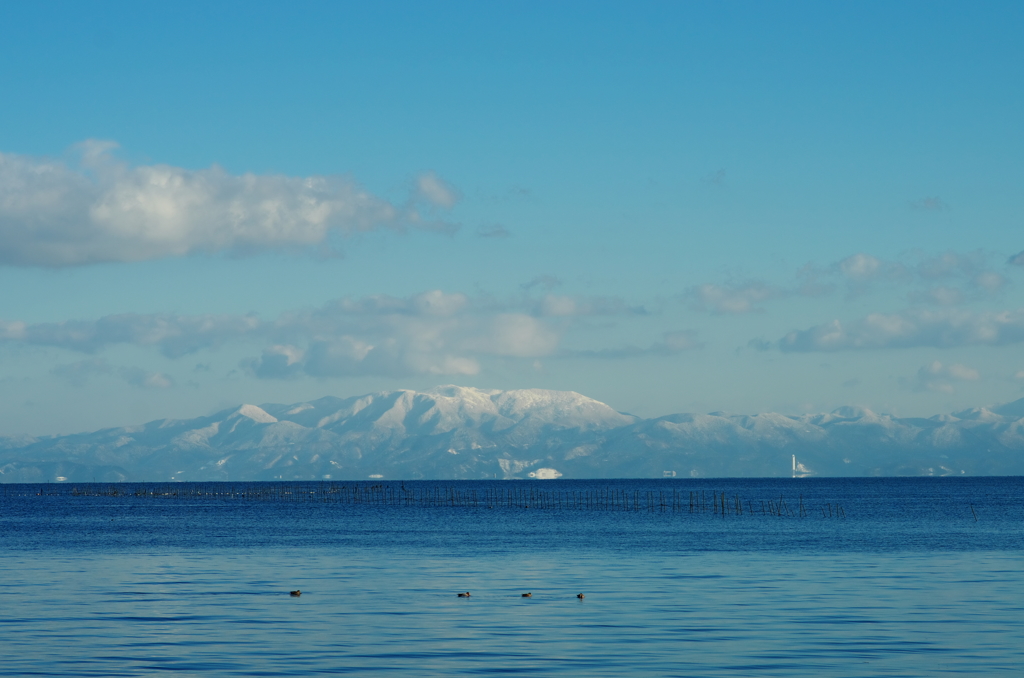 紺碧の湖と霊仙山