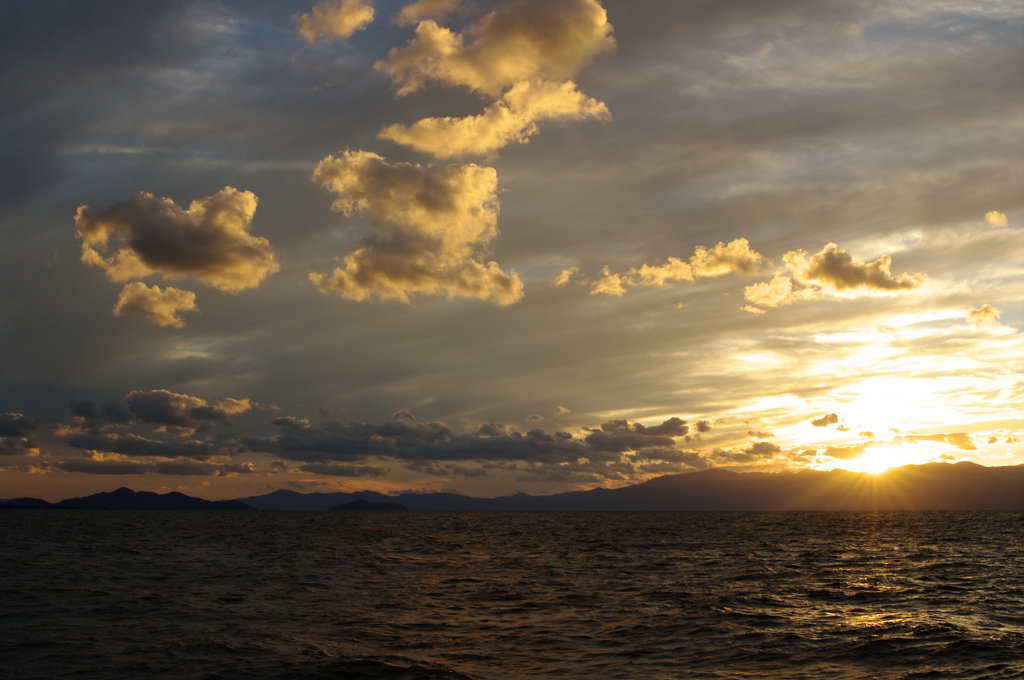 波高し湖東夕日