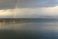 湖の虹　