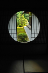 円窓　