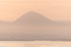 日の出　朝靄の近江富士