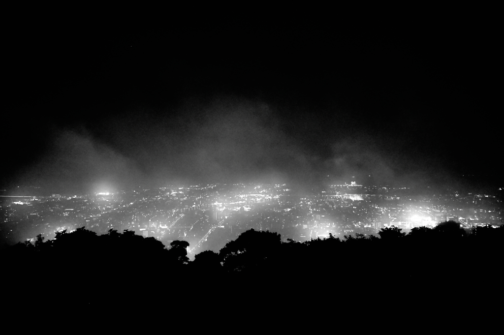 夜景　霧雨の眉山から