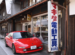 スポーツカーと古いお店