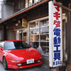 スポーツカーと古いお店