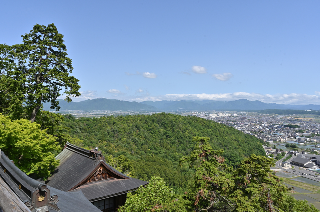太郎坊宮阿賀神社舞台より八日市
