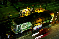 路面電車　夜の停留所