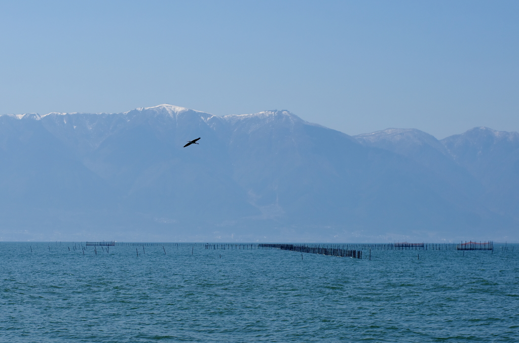 残雪の比良を望む