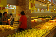 果物屋　￥マーク、日本と中国は同じ