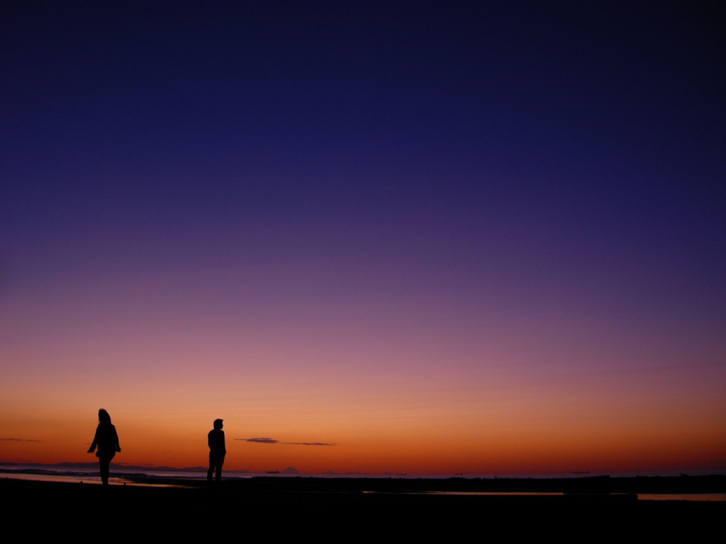 夜明けの蒲生干潟に若者の姿