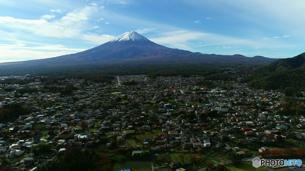 聳える