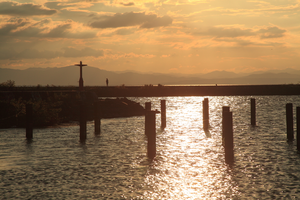 夕焼けに浮かぶ不思議な光景