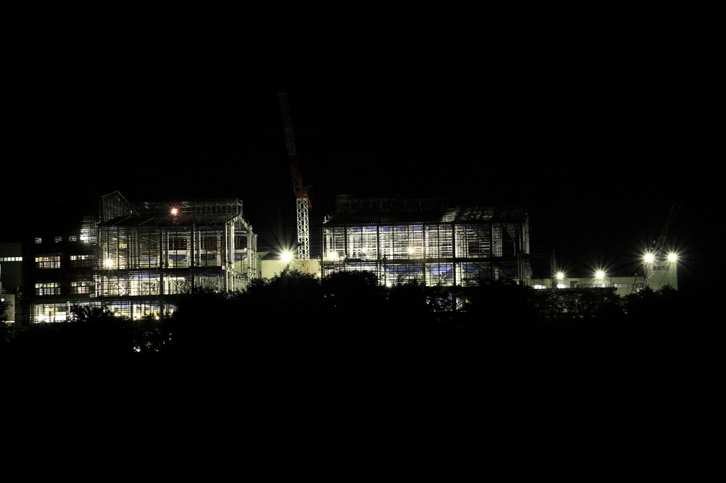 夜の増築工場の現場風景
