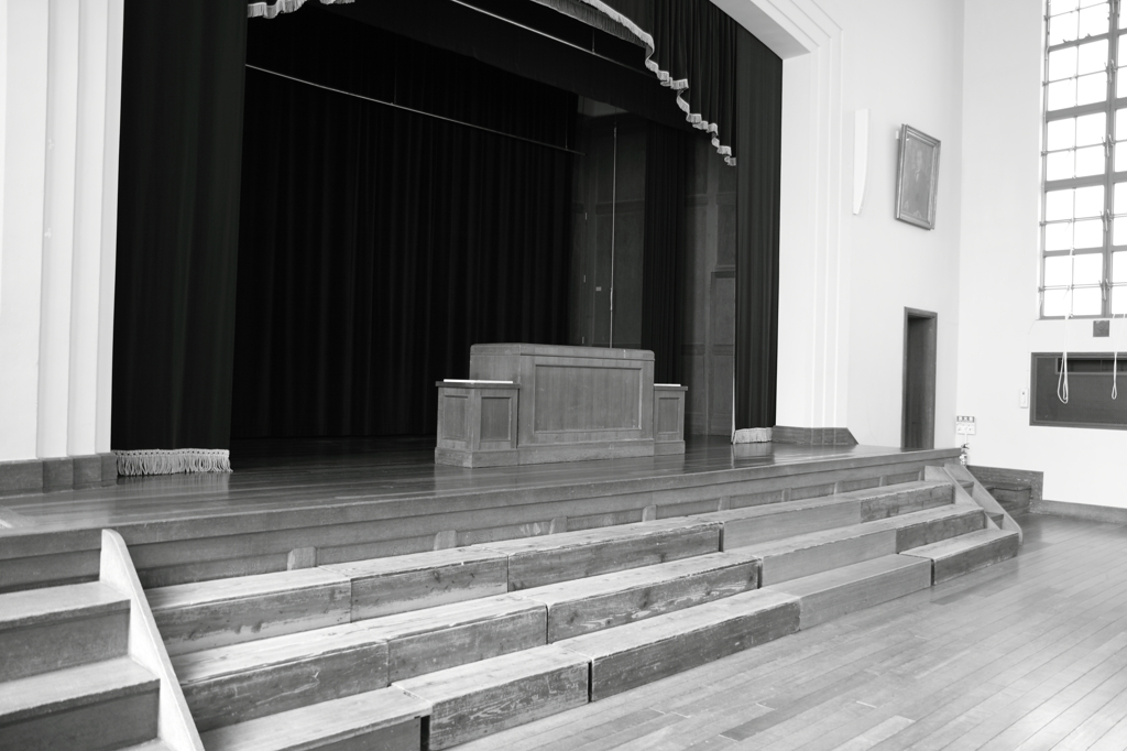 学校の講堂ステージ