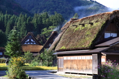 朝日を浴びた合掌造り