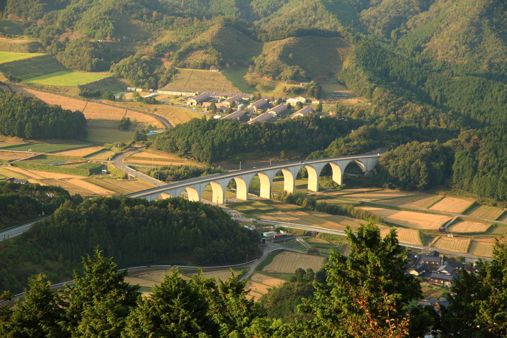 山里のアーチ橋