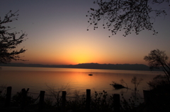 日没後、茜色に染まる湖面