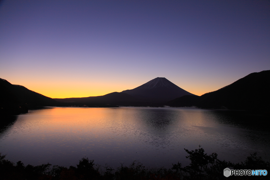 本栖湖の夜明け