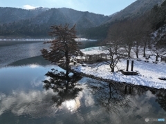静かな冬の湖畔