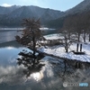 静かな冬の湖畔
