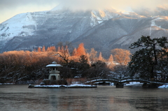 厳寒の朝の池景色