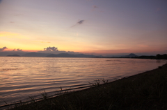 夕暮れの湖面