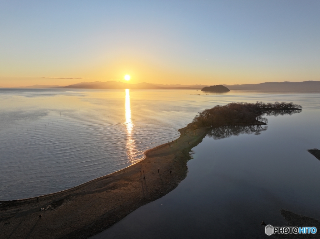 幻の道に夕日が沈む