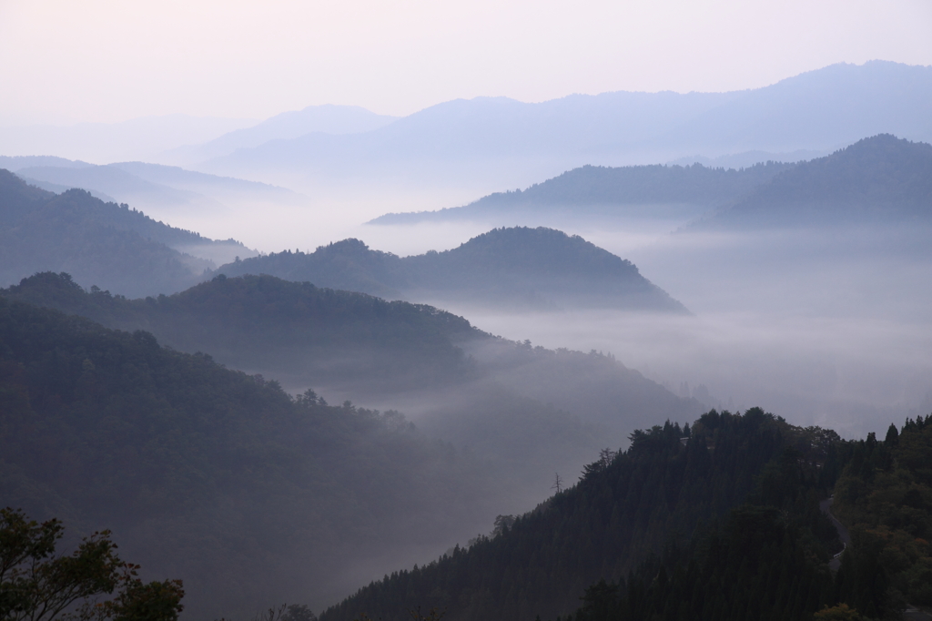 水墨画の山々