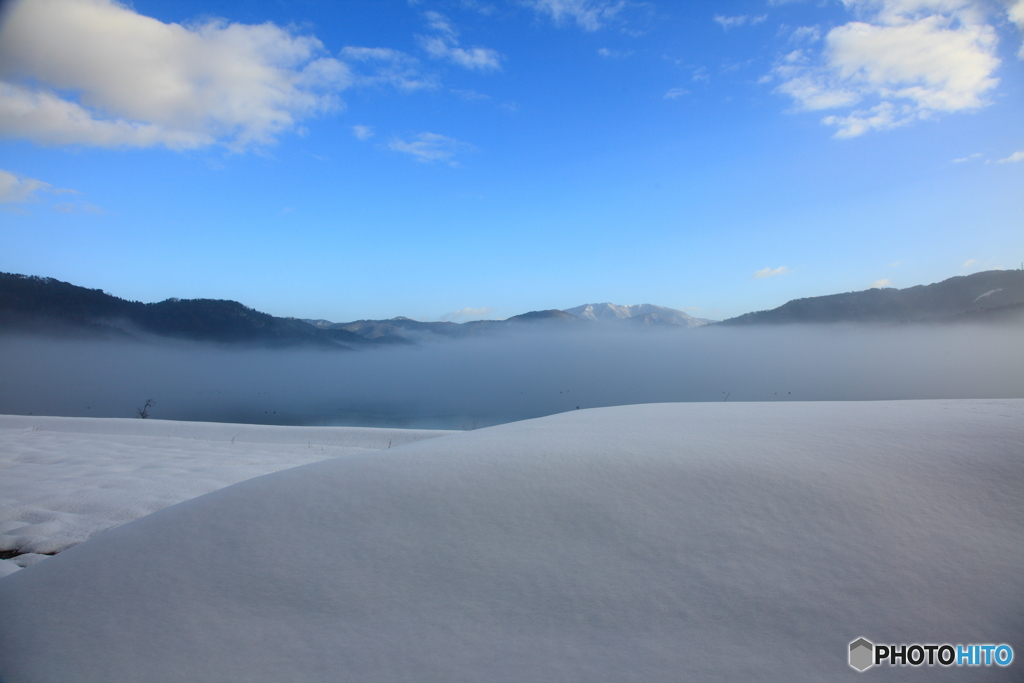 余呉湖の雪原