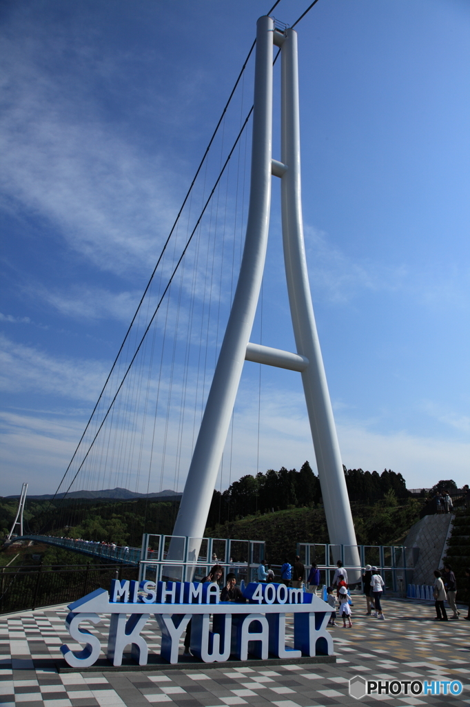 青空に建つ