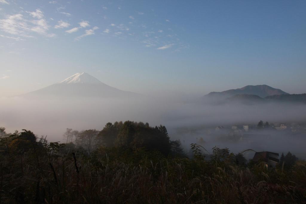 霧の中に浮かぶ富士山