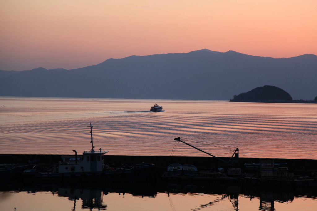 夕焼けの中の出港