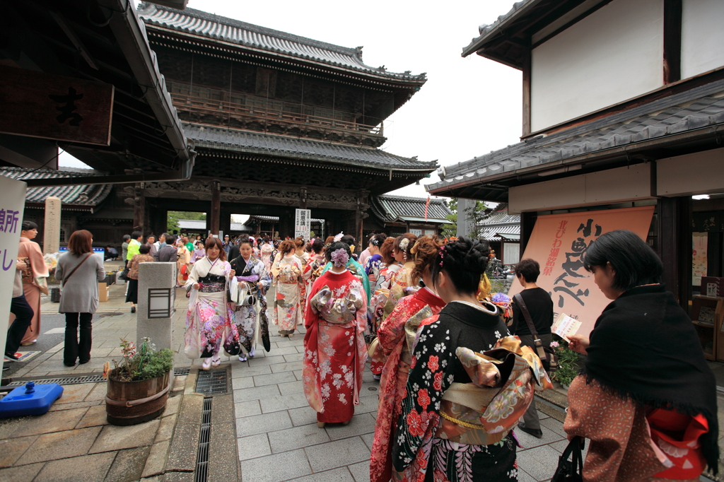 振り袖姿の娘で賑わう門前町
