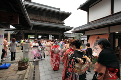 振り袖姿の娘で賑わう門前町