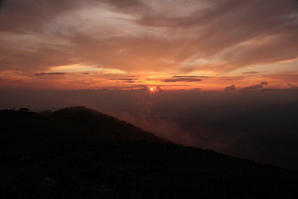 伊吹山頂から見る夕日