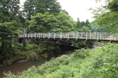 渓流にかかる吊り橋