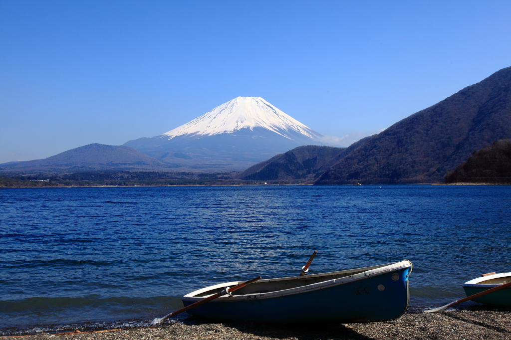 湖から見た富士山