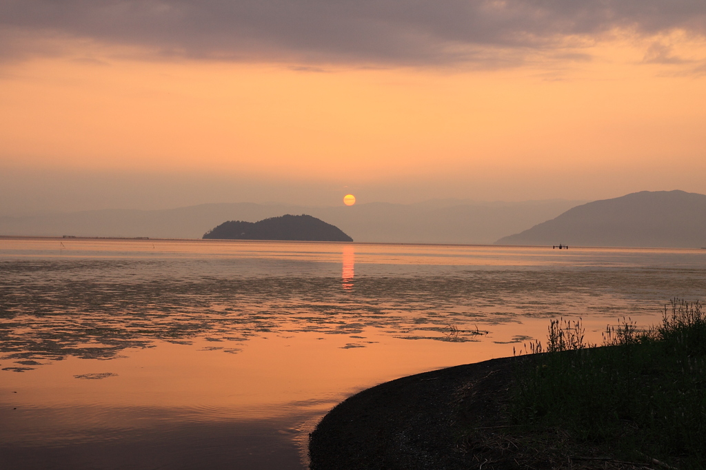 夕日に映える竹生島